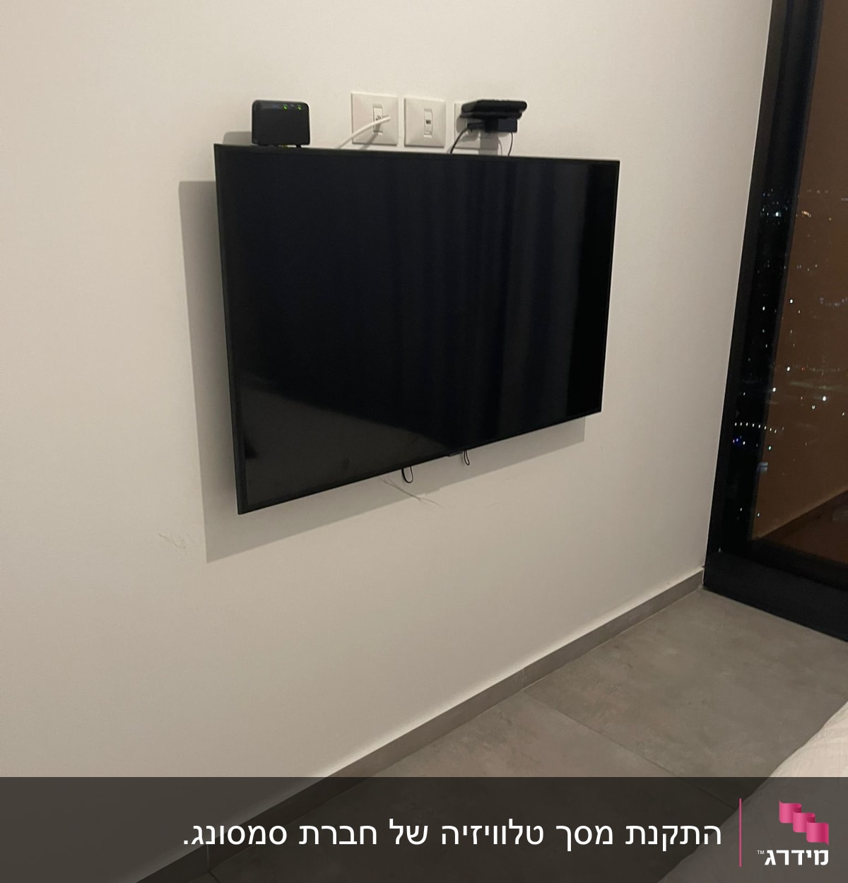 טלוויזיה תלויה על הקיר עם כבלים מחוברים